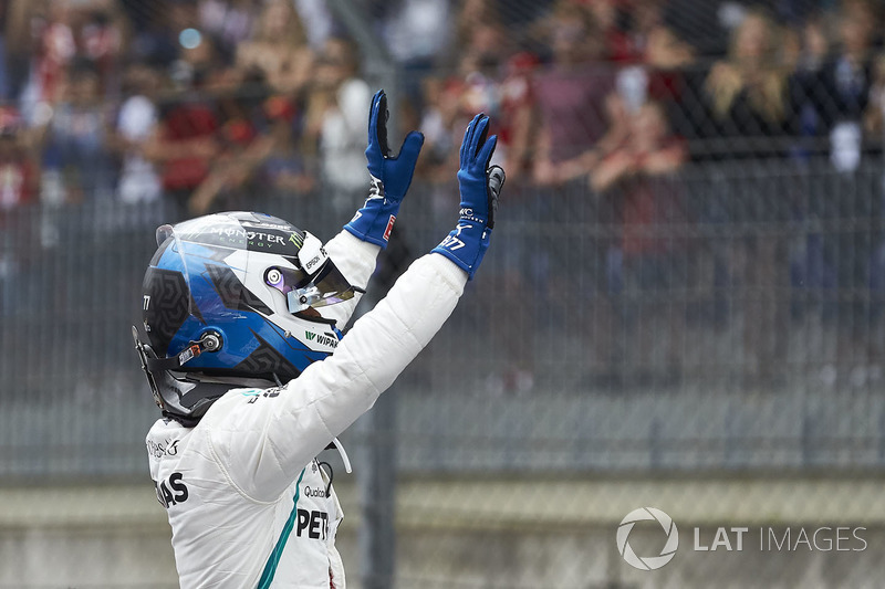 Valtteri Bottas, Mercedes AMG F1, fête sa pole position