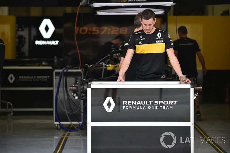 Механик Renault Sport F1 Team