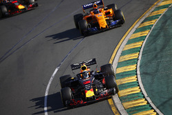 Daniel Ricciardo, Red Bull Racing RB14 Tag Heuer, Fernando Alonso, McLaren MCL33 Renault,Max Versta