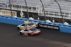 Matt Kenseth, Joe Gibbs Racing Toyota passes Chase Elliott, Hendrick Motorsports Chevrolet for the lead