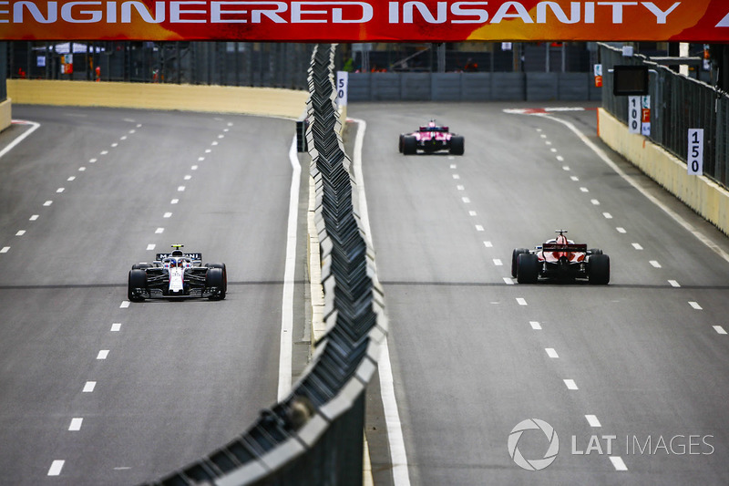 Marcus Ericsson, Sauber C37 Ferrari, Carlos Sainz Jr., Renault Sport F1 Team R.S. 18