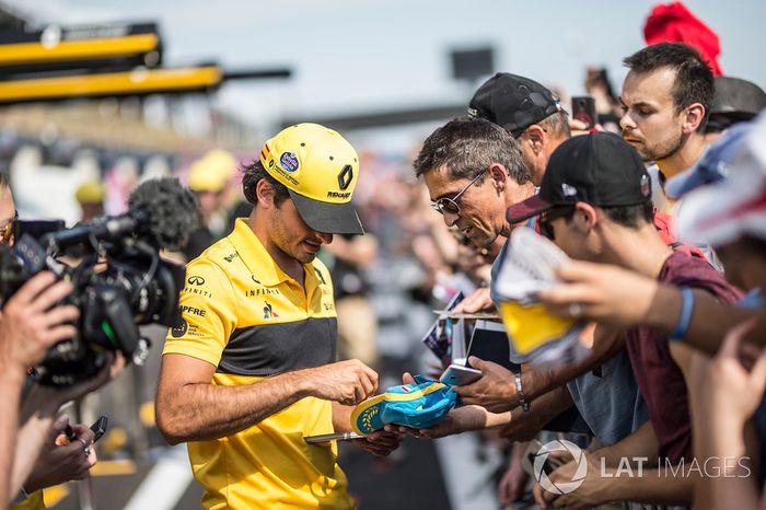 Carlos Sainz Jr., Renault Sport F1 Team firma autógrafos a los fans