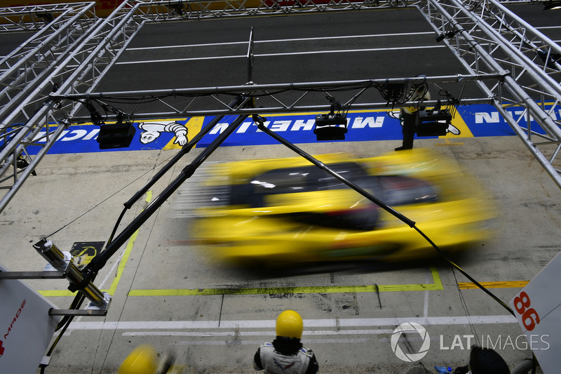 #64 Corvette Racing Chevrolet Corvette C7.R: Oliver Gavin, Tommy Milner, Marcel Fassler, pit stop