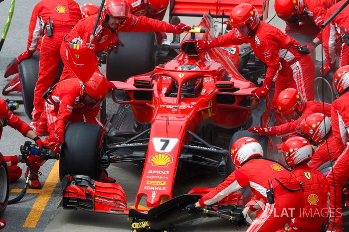 Kimi Raikkonen, Ferrari SF71H, hace un pit stop