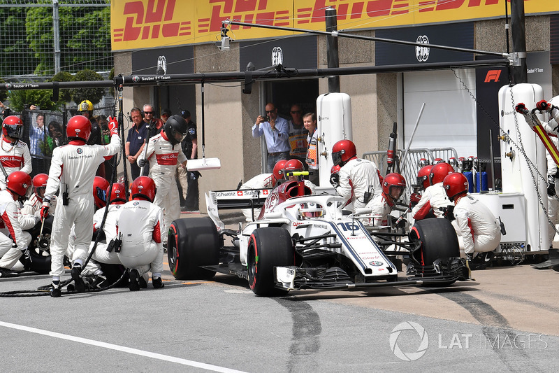 Charles Leclerc, Sauber C37 pit stop