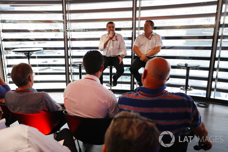 Zak Brown, director ejecutivo de McLaren Technology Group y Eric Boullier, director de carreras de McLaren, hablan con los medios