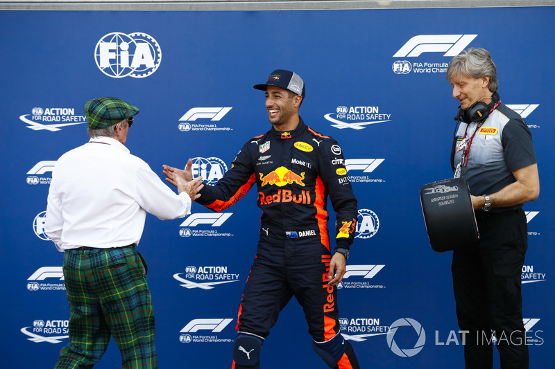 Daniel Ricciardo, Red Bull Racing, riceve il trofeo pole position da Sir Jackie Stewart