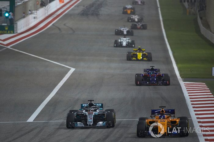 Fernando Alonso, McLaren MCL33 Renault, Lewis Hamilton, Mercedes AMG F1 W09, Brendon Hartley, Toro Rosso STR13 Honda, Carlos Sainz Jr., Renault Sport F1 Team R.S. 18