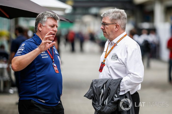 Otmar Szafnauer, Sahara Force India Formula One Team Director de operaciones y Ross Brawn, Formula O