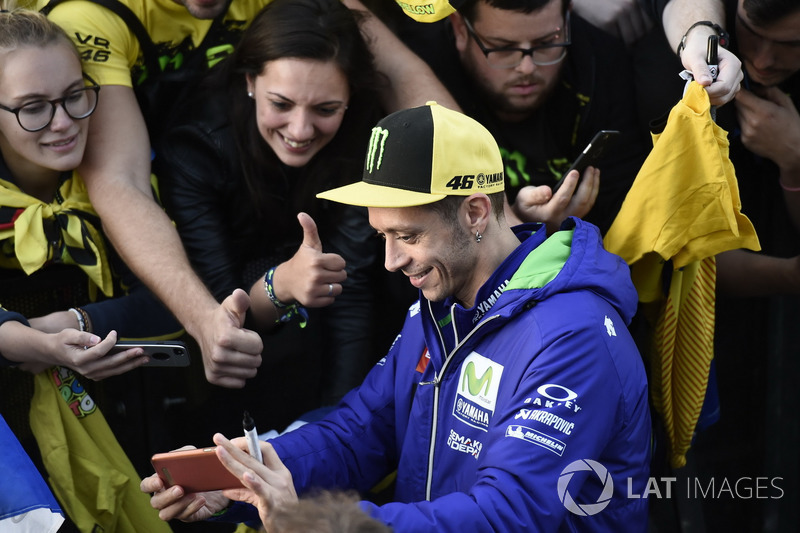 Valentino Rossi, Yamaha Factory Racing with fans