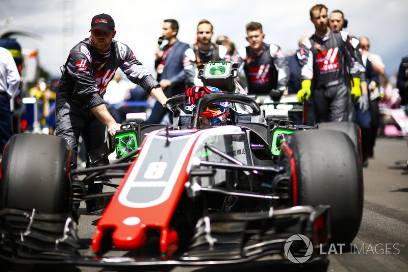 Romain Grosjean, Haas F1 Team VF-18, arrives on the grid
