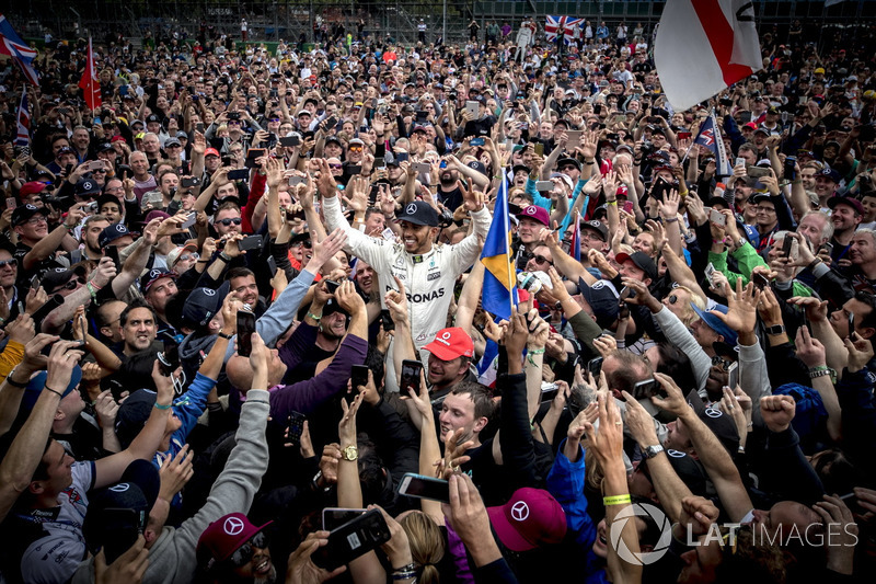 1. Lewis Hamilton, Mercedes AMG F1, mit Fans