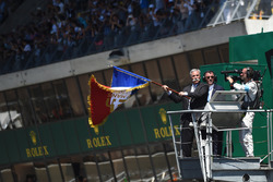 Chase Carey, PDG de la F1 agite le drapeau français pour donner le départ de la course