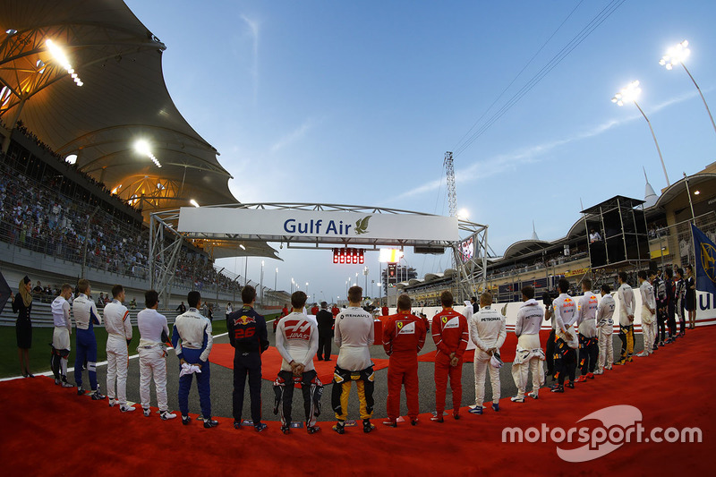 Durante el himno de Bahrein