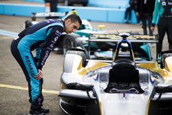 Sébastien Buemi, Renault e.Dams, inspecte la voiture de Jean-Eric Vergne, Techeetah.
