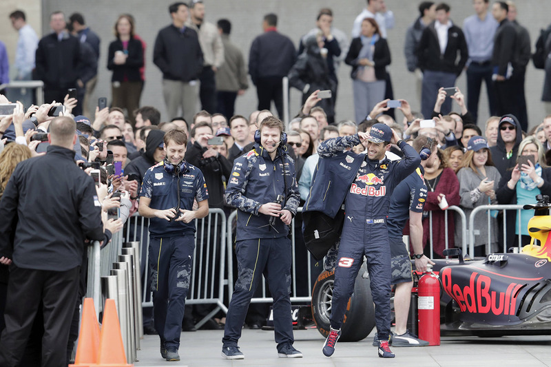 Ricciardo wordt na zijn demo toegejuicht