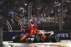Kimi Raikkonen, Ferrari SF70H, Max Verstappen, Red Bull Racing RB13, sortent de leurs voitures
