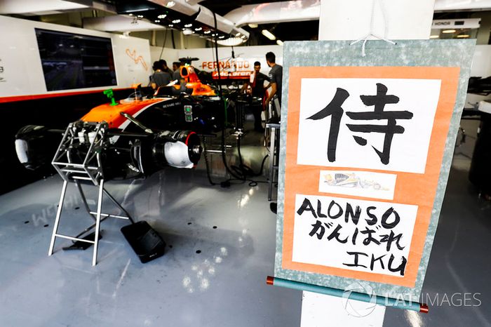 El auto de Fernando Alonso, McLaren MCL32