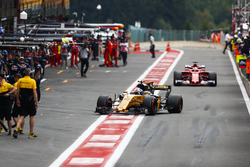 Nico Hulkenberg, Renault Sport F1 Team RS17, Sebastian Vettel, Ferrari SF70H