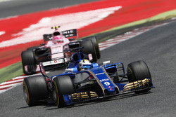 Marcus Ericsson, Sauber C36, Esteban Ocon, Sahara Force India F1 VJM10