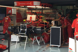 Cambio del motore sulla monoposto di Sebastian Vettel, Ferrari SF70H