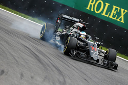 Fernando Alonso, McLaren MP4-31 locks up under braking