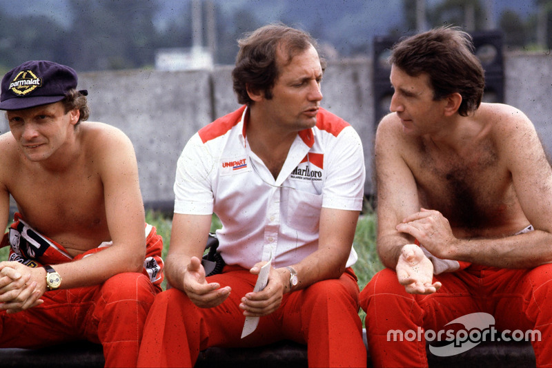 Ron Dennis, McLaren-Ford Cosworth, bersama Niki Lauda (kiri), dan John Watson