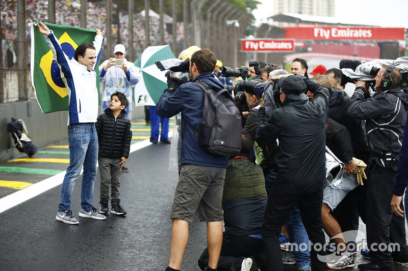 Felipe Massa, Williams, and his son celebrate his last home race with a Brazilian flag