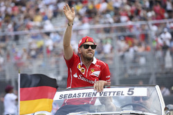 Sebastian Vettel, Ferrari, lors de la parade des pilotes