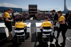 Jolyon Palmer, Renault Sport F1 Team, und Nico Hülkenberg, Renault Sport F1 Team, geben Autogramme