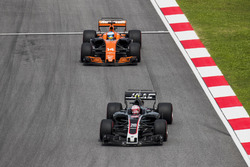 Kevin Magnussen, Haas F1 Team VF-17, Fernando Alonso, McLaren MCL32
