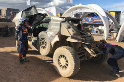 El dañado #304 Peugeot Sport Peugeot 3008 DKR: Carlos Sainz, Lucas Cruz