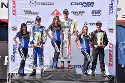 Podio: ganador de la carrera Oliver Askew, Cape Motorsports, Rinus van Kalmthout, Pabst Racing el se