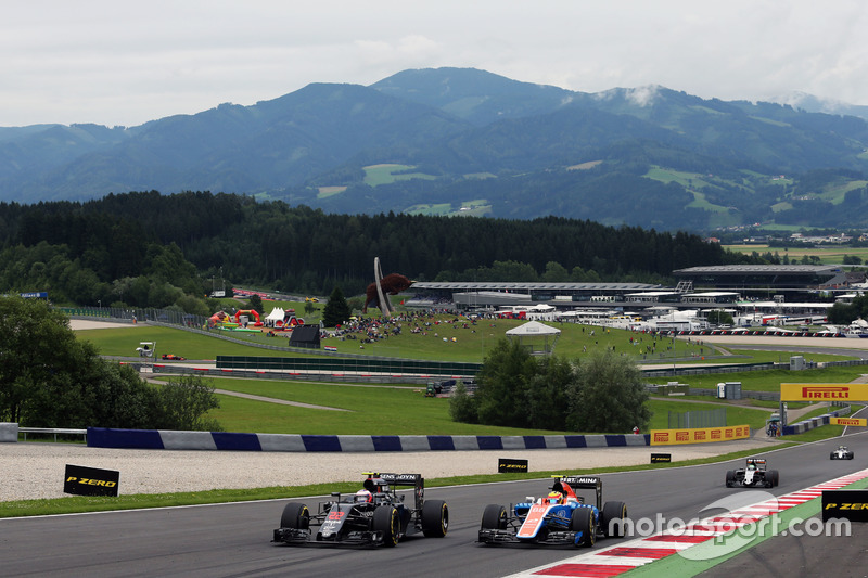 Jenson Button, McLaren MP4-31 e Rio Haryanto, Manor Racing MRT05