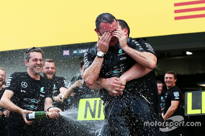 Tony Walton, Mercedes AMG F1 celebrates with the team