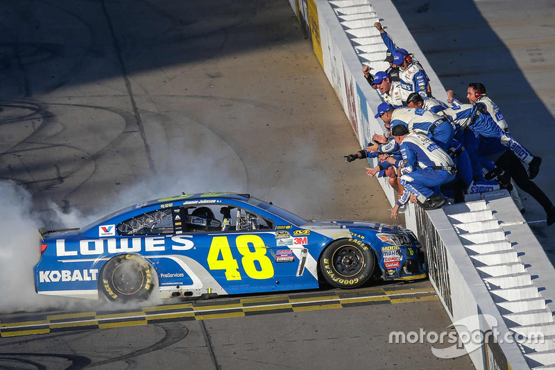 9. Переможець гонки Джиммі Джонсон, Hendrick Motorsports Chevrolet