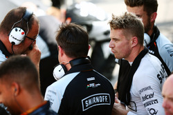 Nico Hulkenberg, Sahara Force India F1, in de pits tijdens de rode vlag