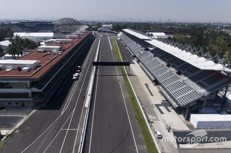 Arbeiten am Autodromo Hermanos Rodríguez in Mexiko