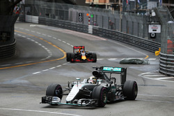 Льюис Хэмилтон, Mercedes AMG F1 W07 Hybrid едет впереди Даниэля Риккардо, Red Bull Racing RB12, на т