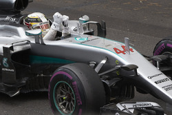 Ganador de la carrera Lewis Hamilton, híbrido de Mercedes AMG F1 W07 celebra en parc ferme