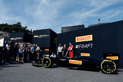 Mario Isola, Pirelli-Sportchef, mit Gene Haas, Haas Automotion, und Maurizio Arrivabene, Ferrari-Tea