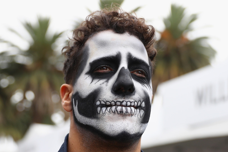 Daniel Ricciardo, Red Bull Racing en el Paddock pintado como catrín del Dia de Muertos