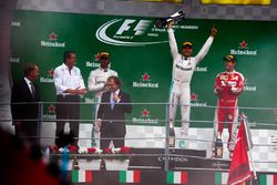 Podium: segundo, Lewis Hamilton, Mercedes AMG F1; ganador, Nico Rosberg, Mercedes AMG F1; tercero, S