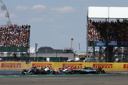 Lewis Hamilton, Mercedes-AMG F1 W09, Kimi Raikkonen, Ferrari SF71H ile olan temasının ardından spin atıyor