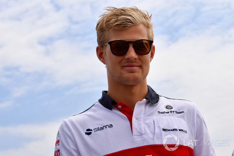 Marcus Ericsson, Sauber, cammina lungo il circuito