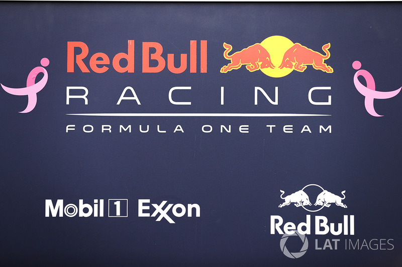 Placa de Red Bull Racing con cintas color rosa en apoyo a la lucha contra el cáncer de mama