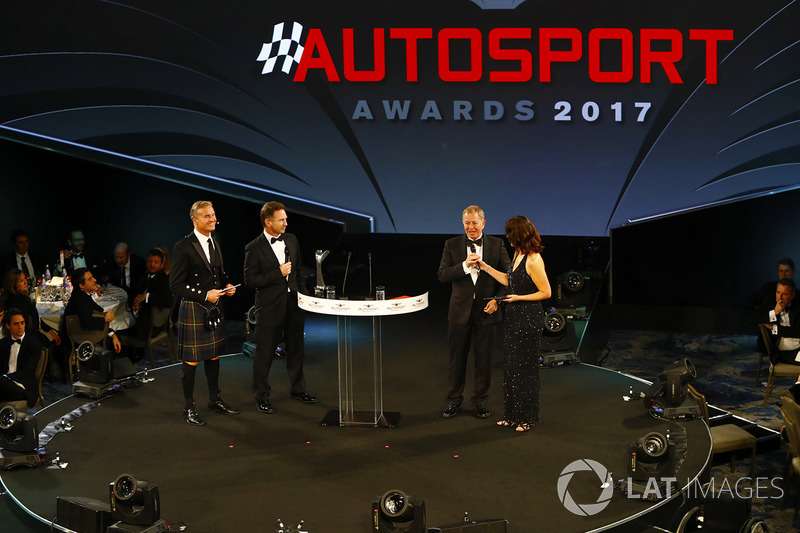 Lee McKenzie habla con Martin Brundle y David Coulthard y Christian Horner miran