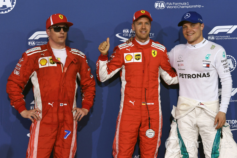 Kimi Raikkonen, Ferrari, le poleman Sebastian Vettel, Ferrari et Valtteri Bottas, Mercedes-AMG F1 dans le Parc Fermé