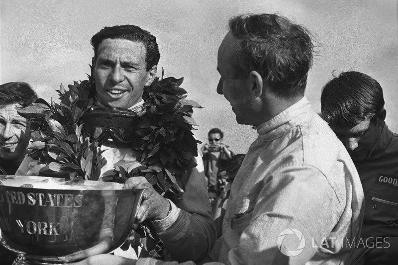 John Surtees, Cooper T81, ve Jim Clark, Lotus 43-BRM H16, podyumda