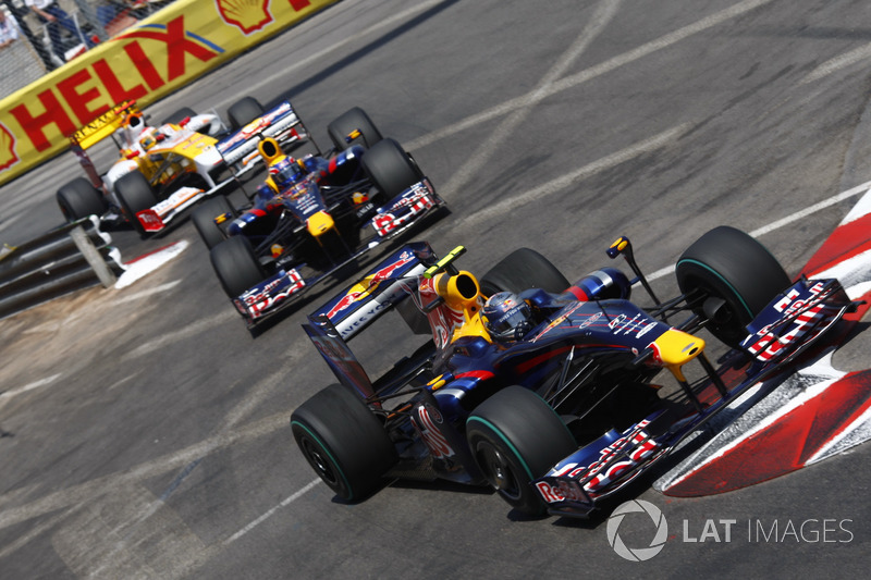 Sebastian Vettel, Red Bull Racing RB5 precede Mark Webber, Red Bull Racing RB5 e Fernando Alonso, Re